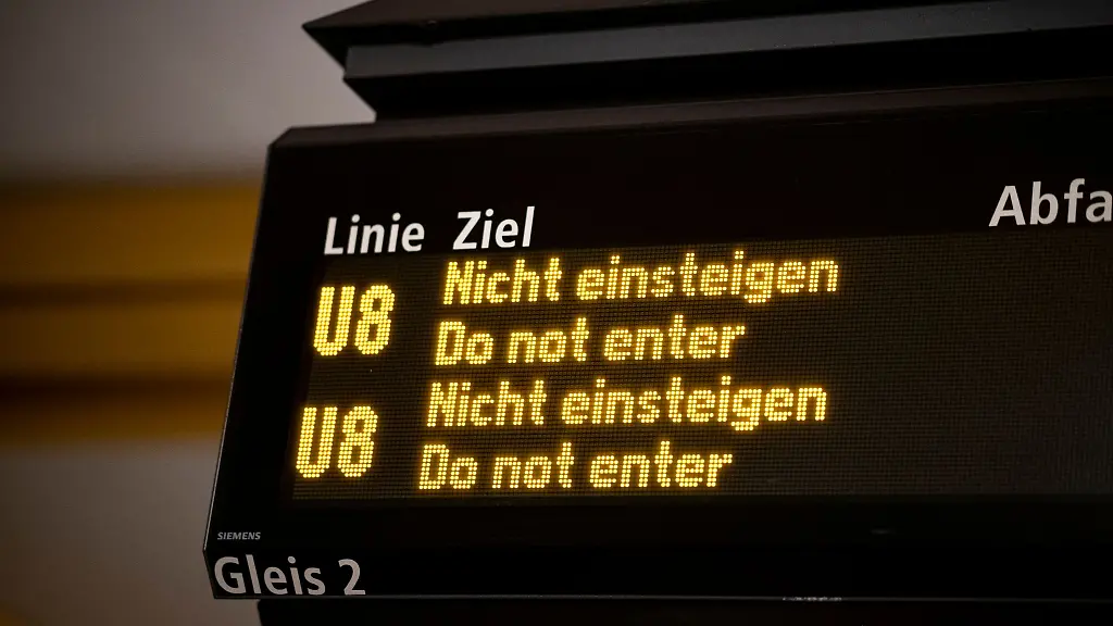 Auf-einer-Anzeiger-in-der-Station-Wittenau-der-Line-8-wird-Nicht-einsteigen-angezeigt