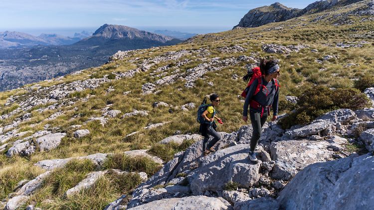 Die Mühe des Wanderns wird oft belohnt mit tollem Weitblick - die richtige Atemtechnik kann beim Aufstieg enorm helfen.