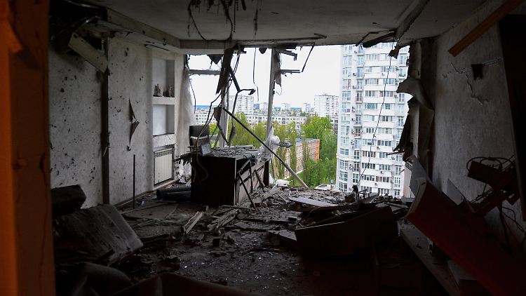 Blick aus einer Wohnung in Kiew, die bei einem russischen Angriff beschädigt wurde. Die EU-Kommission schätzt den Schaden für die Ukraine auf mindestens 600 Milliarden Euro.