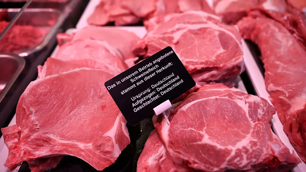 Fleisch-liegt-in-einer-Fischtheke-im-Supermarkt