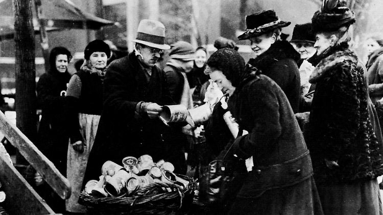 1923 verkaufen Frauen, die jeden Pfennig brauchen, um ihre Familien durchzubringen, Blechdosen.