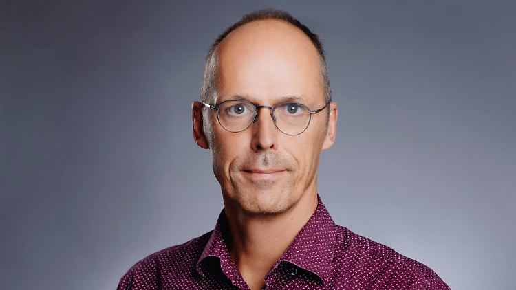 Mark Rackles war von 2011 bis 2019 Staatssekretär für Bildung in Berlin und bis 2018 Vizechef der SPD in Berlin. Nach seinem Ausstieg aus der Politik gründete er eine Beratungsagentur. Zudem ist er seit 2021 Fellow am Wissenschaftszentrum Berlin.