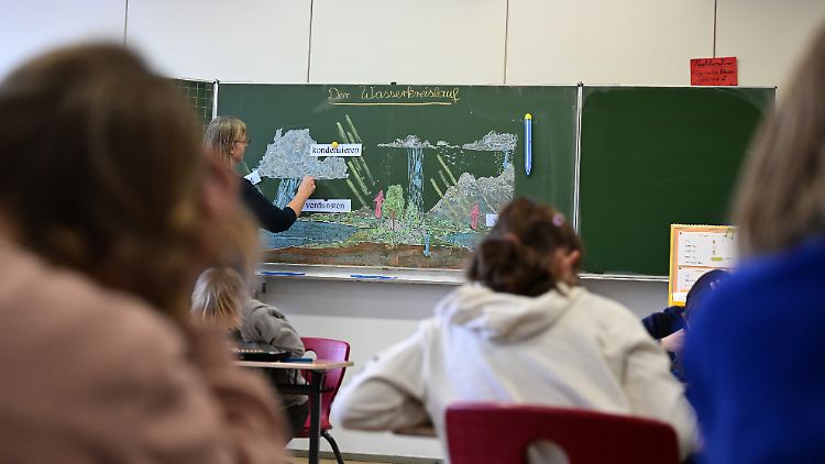 In Deutschland arbeiten Lehrkräfte im Schnitt 50 Stunden pro Woche - die meiste Zeit entfällt nicht auf den Unterricht.