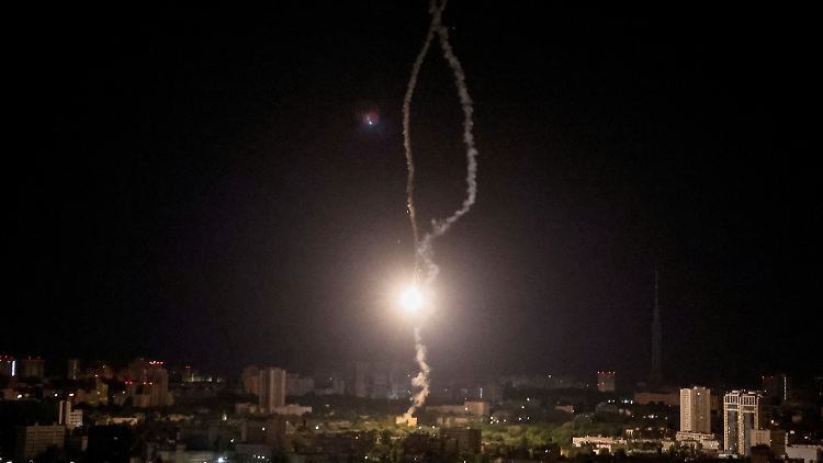 Raketenspuren sind am Himmel über Kiew während eines russischen Angriffs am 16. Mai zu sehen.