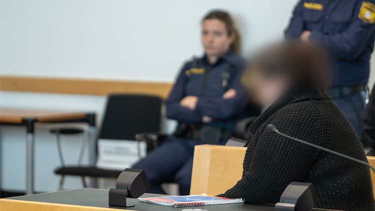 Das Landgericht Augsburg sprach die Angeklagte auch wegen Körperverletzung und Urkundenfälschung schuldig.