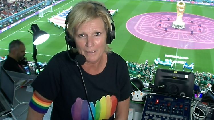 Mutiger Auftritt in Katar: Claudia Neumann mit Regenbogen-Shirt.