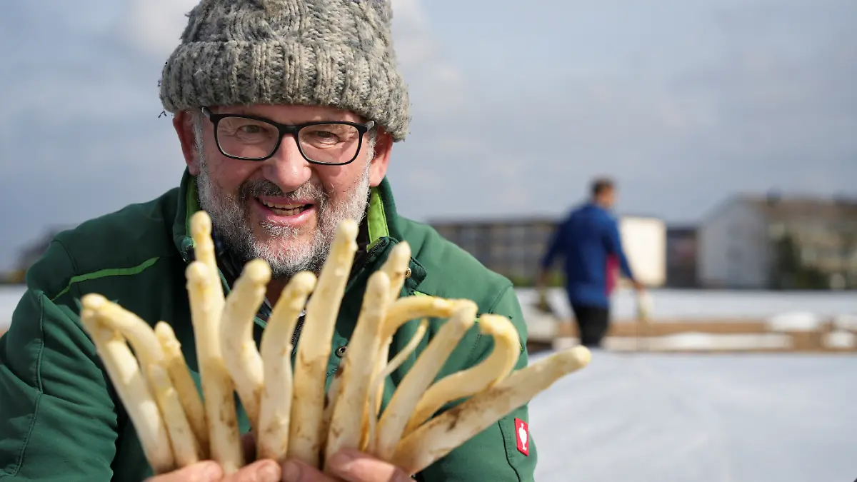 2024-03-14T134546Z-213678044-RC2ML6AUFN6Y-RTRMADP-3-CLIMATE-CHANGE-GERMANY-ASPARAGUS