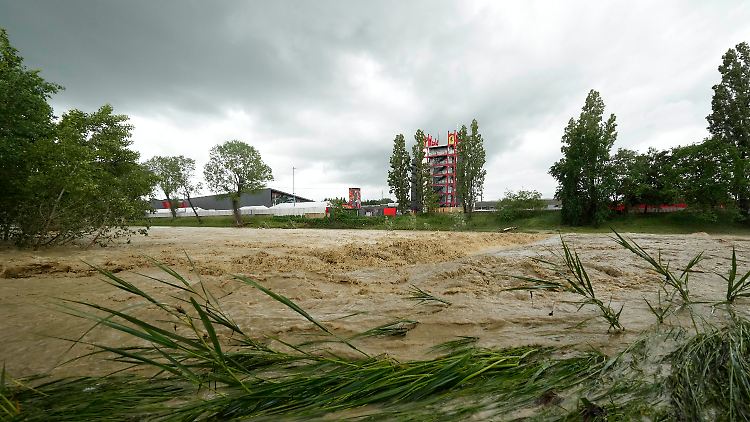 Vorne der Fluss, der neben der Rennstrecke fließt, hinten der legendäre Turm an der Start-Ziel-Linie.