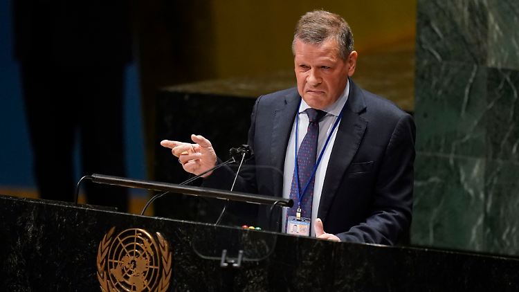 Der belarussische UN-Botschafter Valentin Rybakov relativiert die Ankündigung des Kremls, Atomwaffen in Belarus stationieren zu wollen. 
