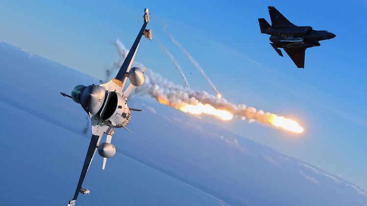 Eine F-16 feuert bei einer Übung Täuschkörper ab, die den Gegner vom echten Ziel ablenken sollen. Im Hintergrund fliegt eine F-35.
