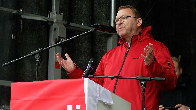 Verdi-Chef Werneke lobt den Abschluss als größte Tarifsteigerung der Nachkriegsgeschichte. 