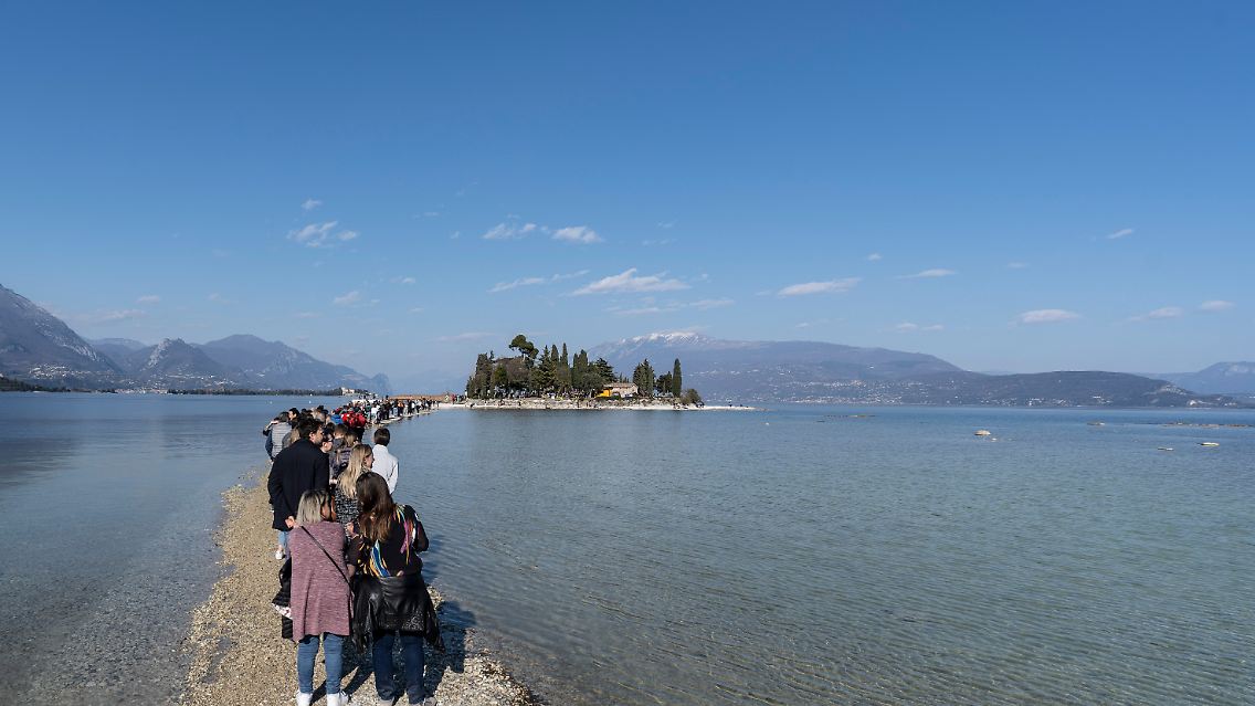 Eine kleine Wanderung IM Gardasee gefällig?