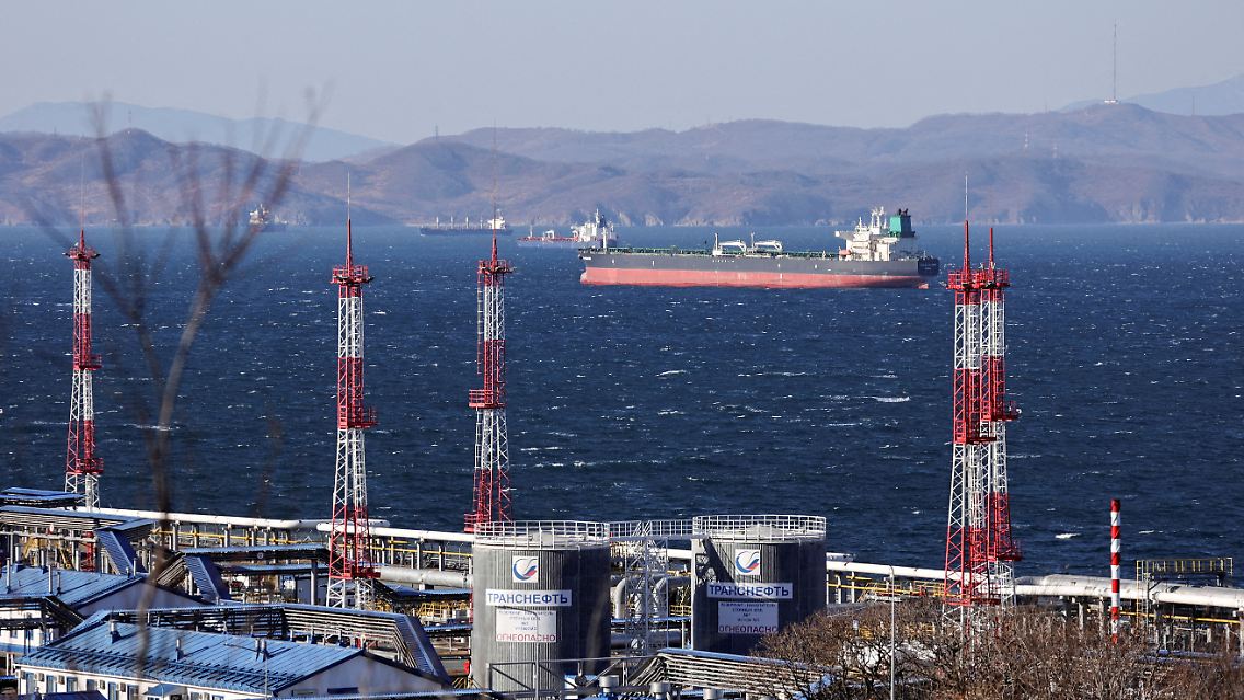 Ein Öltanker liegt in der russischen Nachodka-Bucht im japanischen Meer.