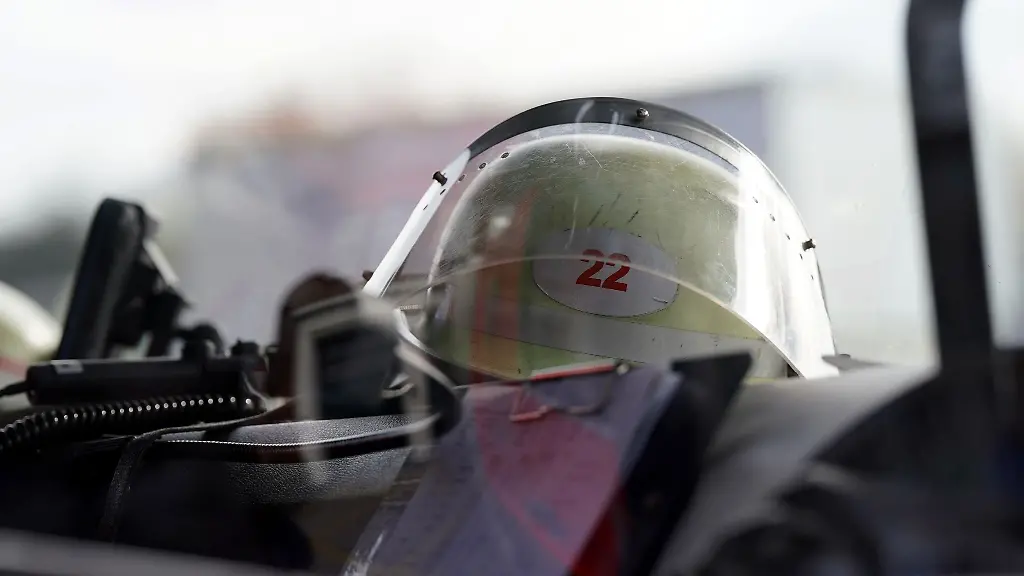 Ein-Feuerwehrhelm-liegt-auf-einer-Ablage-in-einem-Geraetefahrzeug-der-Feuerwehr