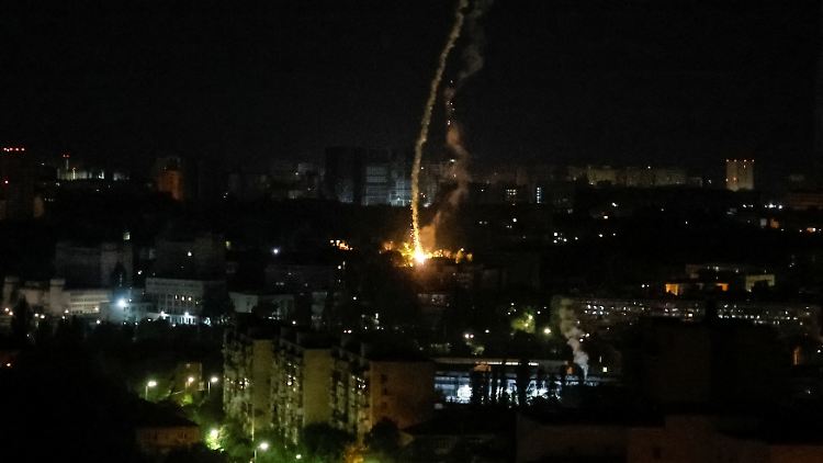 Erst am frühen Dienstag meldete die Ukraine einen massiven Luftangriff auf die Hauptstadt - nun kommt es erneut zu Angriffen.