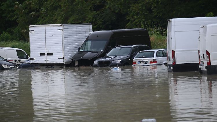Fahrzeuge stehen nach heftigen Regenfällen im Hochwasser. Nach den Unwettern und Überschwemmungen in Italien ist die Anzahl der Opfer weiter gestiegen.