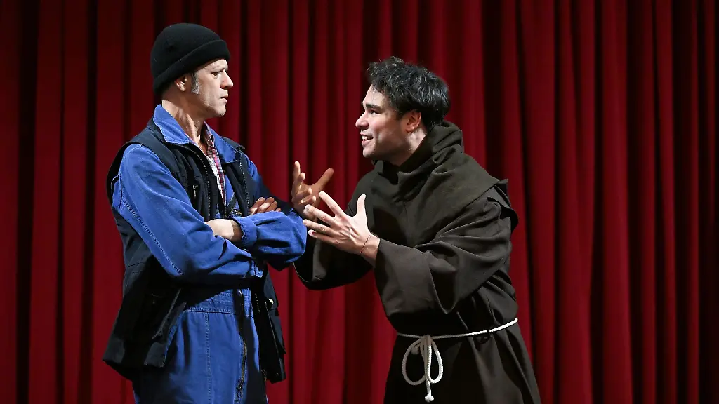 Oliver-Beck-l-und-Julius-Christodulow-spielen-waehrend-einer-Probe-auf-der-Buehne-des-Theaters-Eisleben-Derzeit-laufen-die-Proben-fuer-das-Kammerspiel-Haufen-Uffruhr-Fortschritt-II