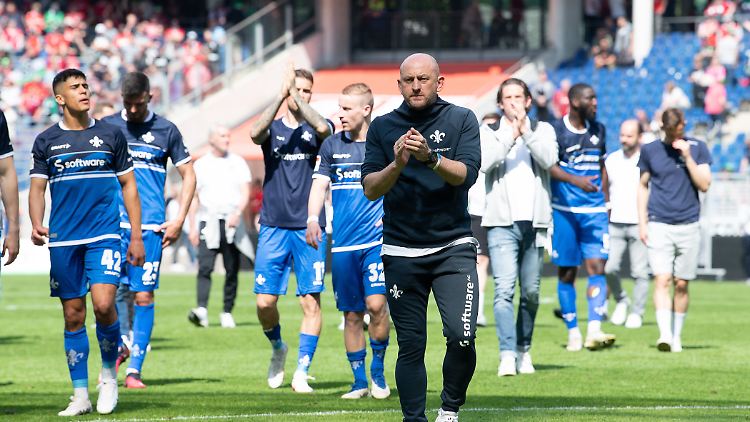 Trainer Torsten Lieberknecht (v.) will endlich den Aufstieg in die Bundesliga festmachen. 