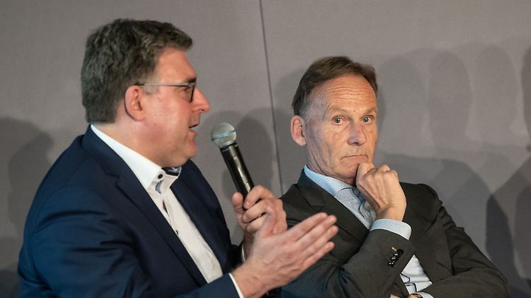 Axel Hellmann (l.) und Hans-Joachim Watzke kommen langsam ins Grübeln. 