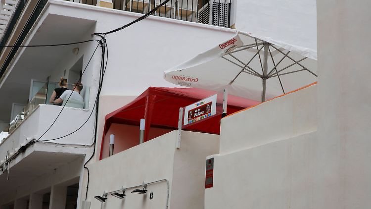 Die vom Brand betroffene Bar hat eine neue Terrasse, der Wirtin zufolge landen auch auf dieser glühende Kippen.