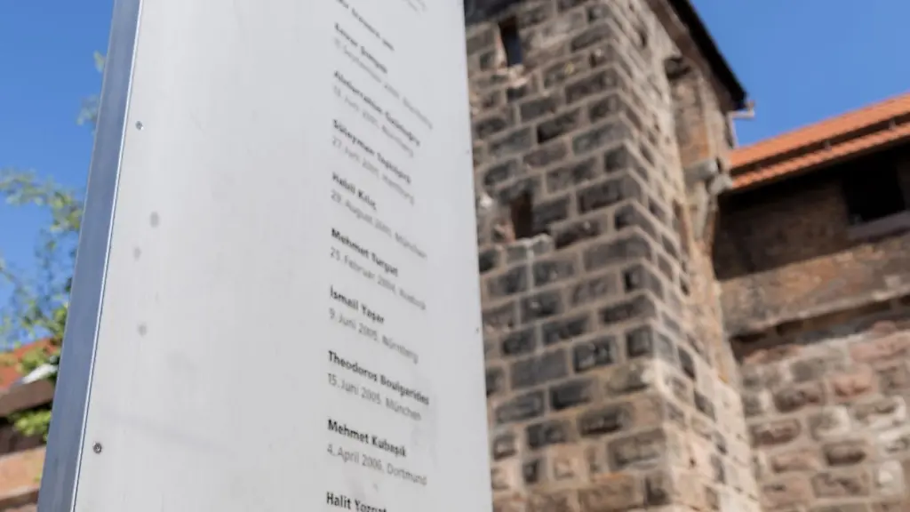 Blumenkraenze-liegen-vor-dem-NSU-Mahnmal-in-Nuernberg