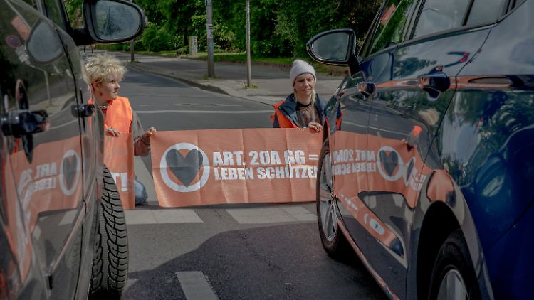 Die Blockaden zielten nach Angaben der Letzten Generation bewusst darauf ab, den Urlaubsverkehr aus der Stadt hinaus zu behindern.