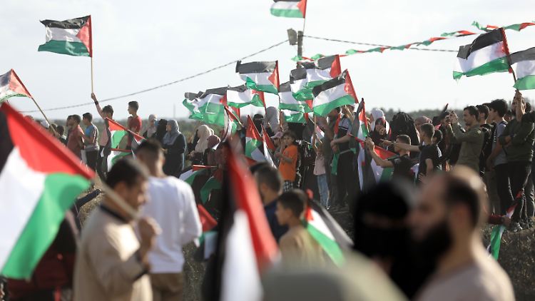Im Gazastreifen versammelten sich aus Protest Hunderte an der Grenze zu Israel. Dabei schwenkten sie palästinensische Flaggen.