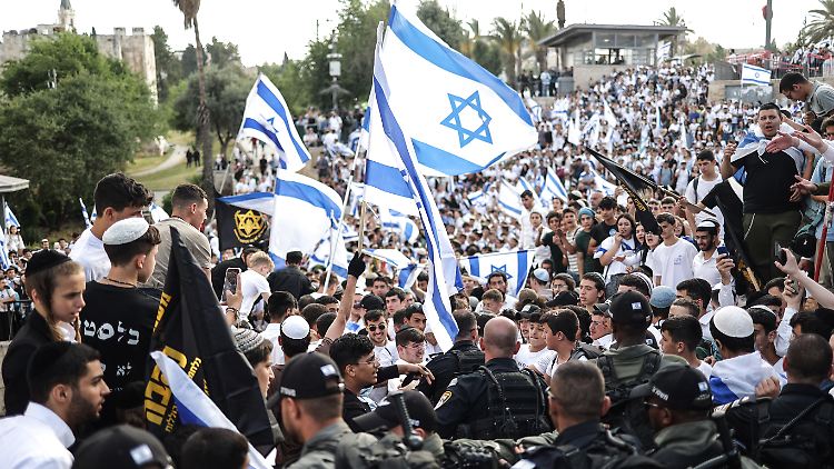 Der Marsch findet jährlich am Jerusalem-Tag statt. Dabei wird die israelische Eroberung Ost-Jerusalems während des Sechstagekrieges 1967 gefeiert.