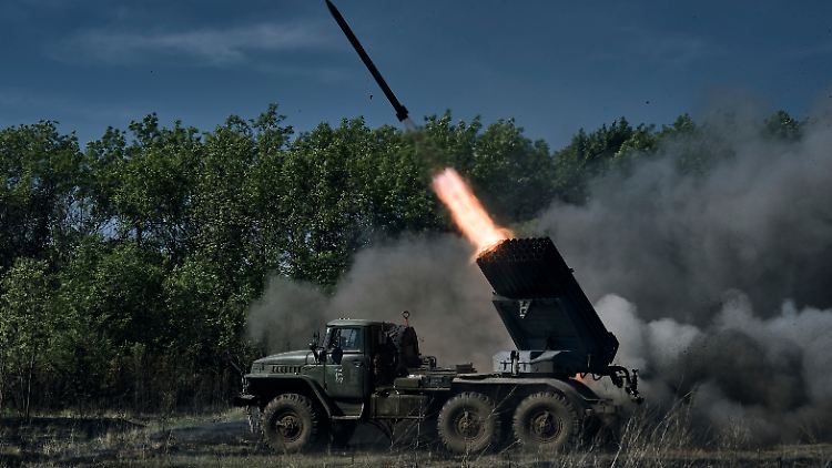 Ein Grad-Mehrfachraketenwerfersystem der ukrainischen Armee feuert Raketen auf russische Stellungen an der Frontlinie in der Nähe von Bachmut.