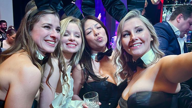 "Playmate 2023" Milena Milyaeva (2. von links) inmitten von gutgelaunten "Playboy"-Bunnys.
