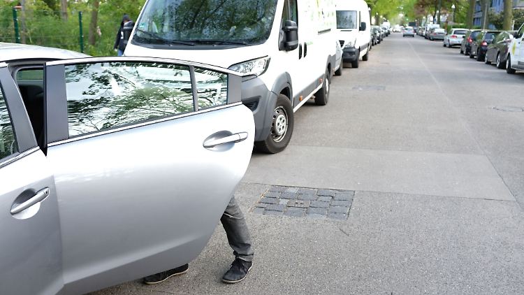 Wer seine Tür zur Straße hin öffnet, muss aufpassen, dass er dabei niemanden gefährdet.