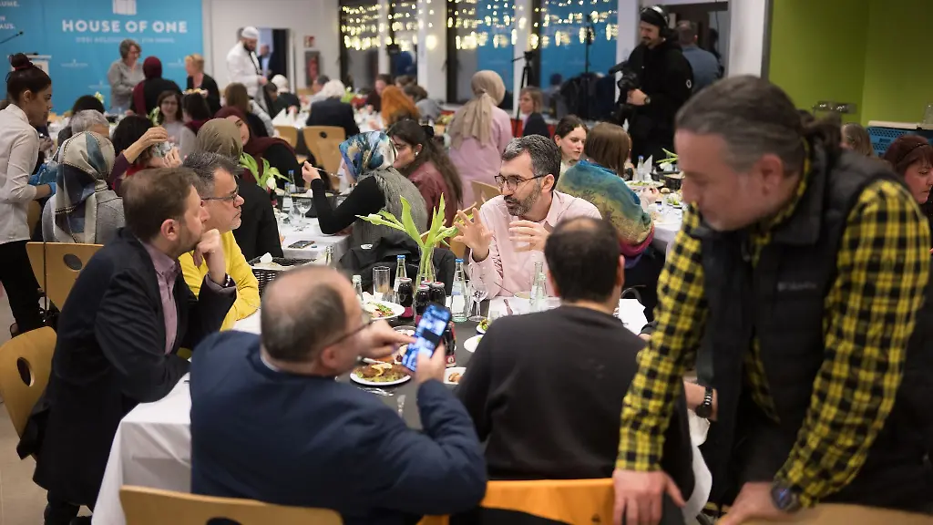 Gaeste-nehmen-an-einem-gemeinsamen-Fastenbrechen-im-Ramadan-der-interreligioesen-Organisation-House-of-One-teil