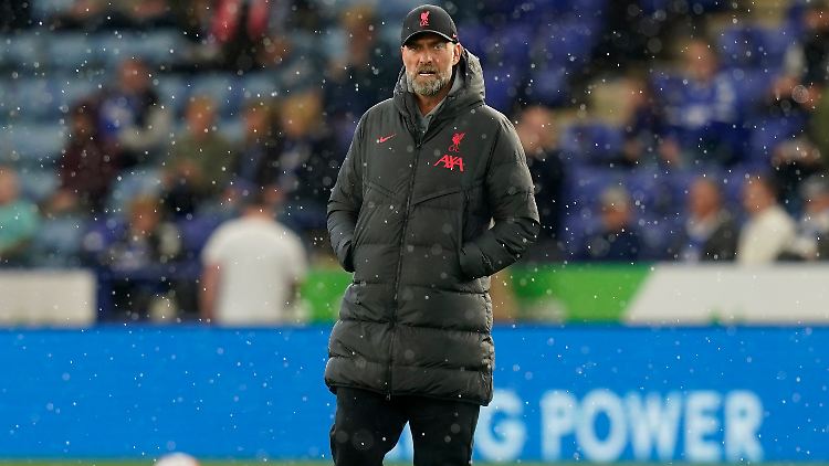 Jürgen Klopp steht im Regen. 