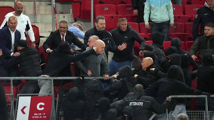 Vermummte griffen den Block mit West-Ham-Angehörigen an.