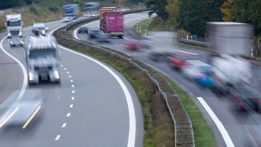 Autos-fahren-auf-einer-Autobahn