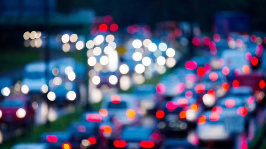 Autos-fahren-auf-einer-Autobahn