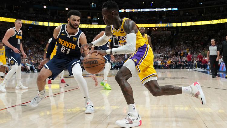 Dennis Schröder (r.) wird von Jamal Murray verteidigt. 