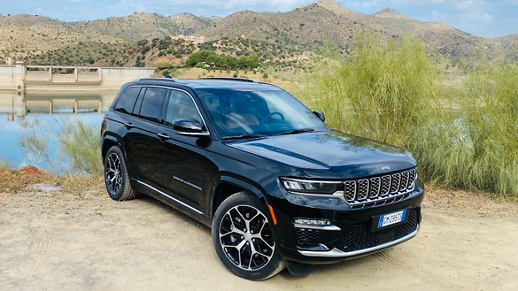 Auch der jüngste Jeep Grand Cherokee trägt traditionell sieben Schlitze im Kühlergrill. Der Offroader wirkt modern und glattgeschliffen.