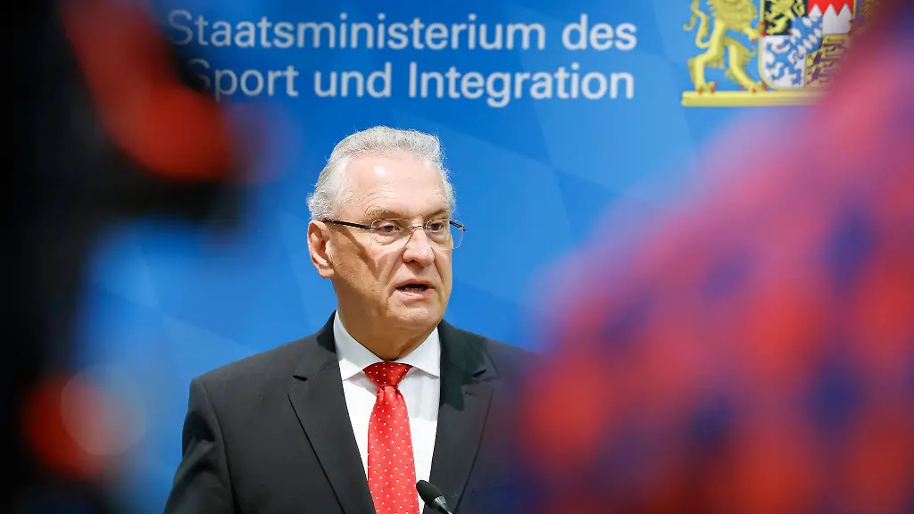 Bayerns-Innenminister-Joachim-Herrmann-r-CSU-spricht-in-einer-Pressekonferenz
