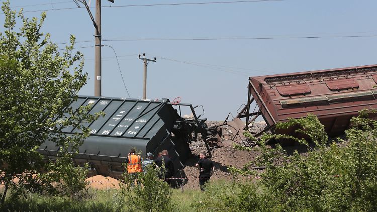 Bei der gesperrten Strecke handelt es sich um die einzige Zugverbindung nach Sewastopol, wo die russische Schwarzmeerflotte stationiert ist. 