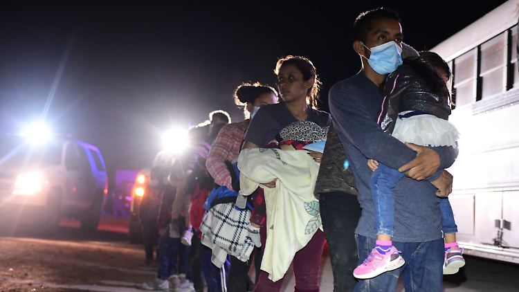 Seit eine Regelung zur Begrenzung der Migration aus der Trump-Regierung ausgelaufen ist, kommen wieder vermehrt Menschen aus Lateinamerika in die USA.
