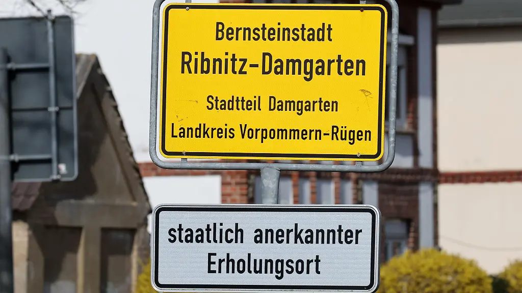 Das-Ortseingangsschild-von-Ribnitz-Damgarten-An-einem-Gymnasium-in-Ribnitz-Damgarten-gab-es-einen-erneuten-Polizeieinsatz