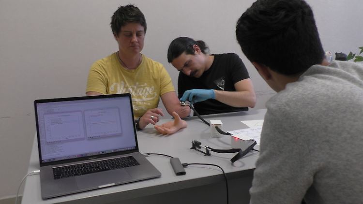 Patientin beim Testen der Technik: Sie gibt an, welche Empfindung sie während der thermischen Stimulation hat.