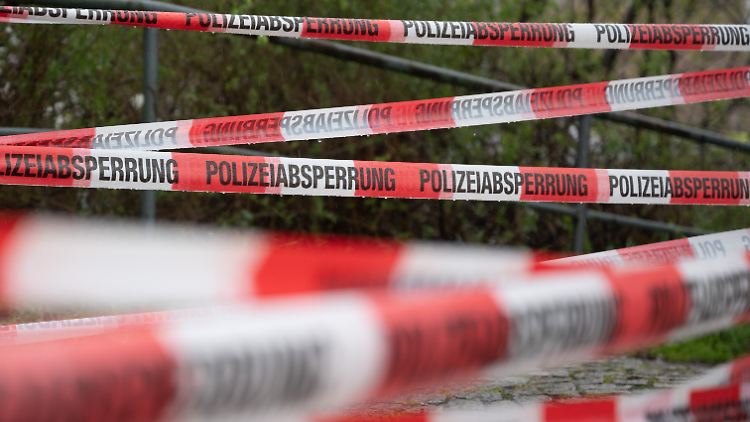 Die Frau wählte selbst den Notruf, doch die Rettungskräfte konnten nur noch den Tod des Kindes feststellen (Archivbild).