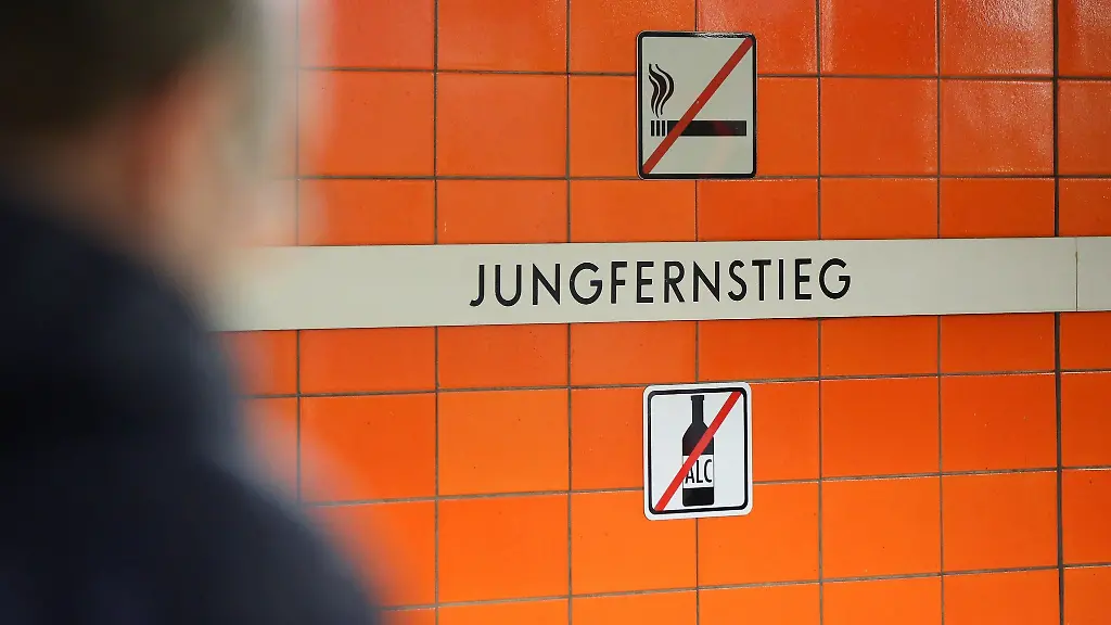 Der-Schriftzug-Jungfernstieg-steht-am-Bahnhof-Jungfernstieg-an-einem-Gleis