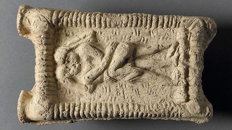 Babylonisches Tonmodell von 1800 v. Chr, das ein nacktes Paar auf einer Couch beim Sex und Küssen zeigt.