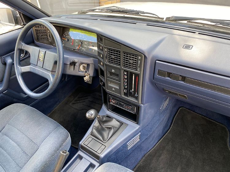 Der unkomplizierte Peugeot 505 eignet sich perfekt als Alltagsklassiker, bietet viel Platz für Passagier und Gepäck.