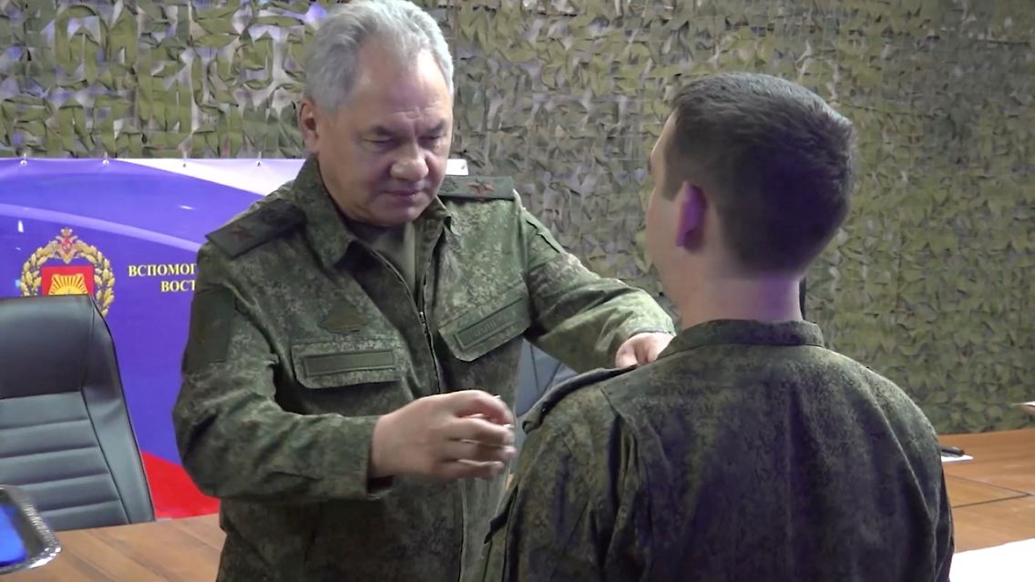 Schoigu überreichte den Soldaten Orden.
