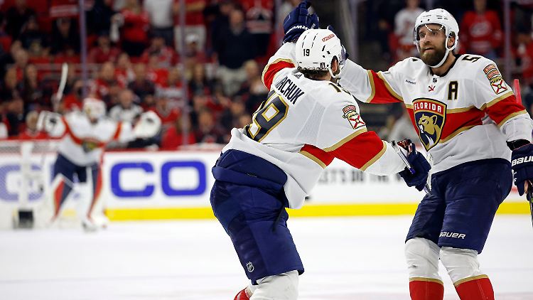 Matthew Tkachuk (l.) bitte nach seinem Treffer in den letzten Sekunden um angemessene Begeisterung. 