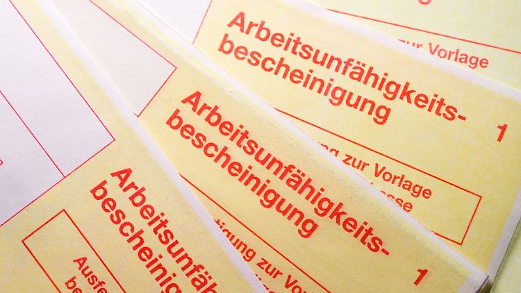 Gekündigt und nun krank? Da kann der Verdacht einer vorgetäuschten Arbeitsunfähigkeit aufkommen.
